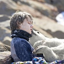 Il mio amico Nanuk: Dakota Goyo in compagnia del suo tenero amico Nanuk in una scena