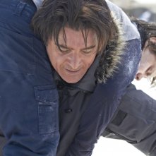 Il mio amico Nanuk: Dakota Goyo in una scena del film viene salvato da Goran Visnjic