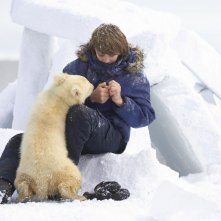 Il mio amico Nanuk: Dakota Goyo con Nanuk in una tenera scena del film