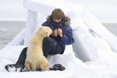 Il mio amico Nanuk: Dakota Goyo con Nanuk in una tenera scena del film