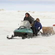 Il mio amico Nanuk: Dakota Goyo sfreccia sulla neve insieme a Goran Visnjic in una scena