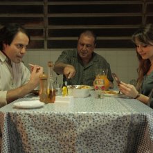 When I Was Alive: Antônio Fagundes con Sandy Leah e Marat Descartes in una scena del film