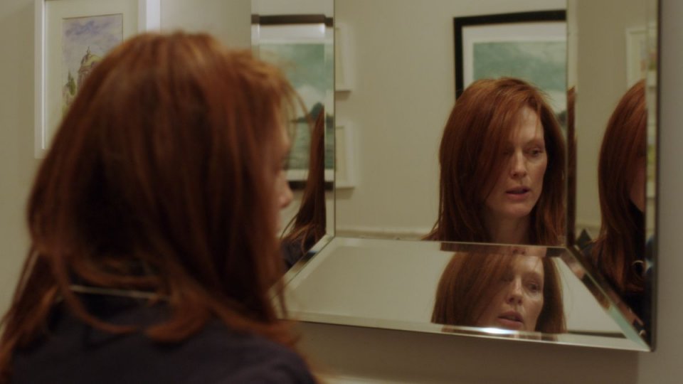Still Alice: gioco di specchi per Julianne Moore in una scena del film