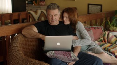 Still Alice: Julianne Moore con Alec Baldwin in una scena del film