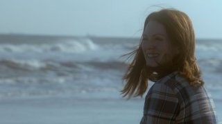 Still Alice: Julianne Moore solare e sorridente in una scena del film