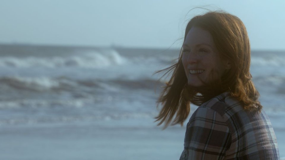 Still Alice: Julianne Moore solare e sorridente in una scena del film