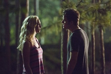 The Vampire Diaries: Candice Accola e Paul Wesley nella puntata Welcome To Paradise