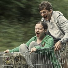 About a girl: Jasna Fritzi Bauer in una divertente immagine del film con Sandro Lohmann