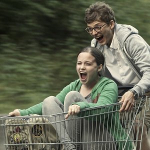 About a girl: Jasna Fritzi Bauer in una divertente immagine del film con Sandro Lohmann