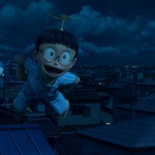 Doraemon: Nobita e Doraemon in volo in una scena del film d'animazione