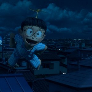 Doraemon: Nobita e Doraemon in volo in una scena del film d'animazione