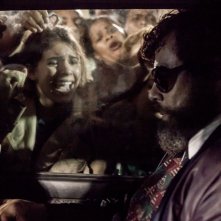 Benicio Del Toro in una scena di Escobar: Paradise Lost