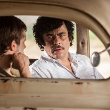 Escobar: Paradise Lost, Benicio Del Toro in una scena del film nei panni di un trafficante di droga