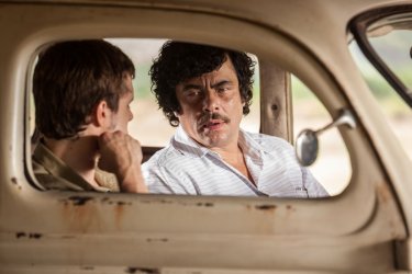 Escobar: Paradise Lost, Benicio Del Toro in una scena del film nei panni di un trafficante di droga