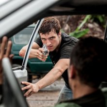 Escobar: Paradise Lost, Josh Hutcherson in azione in una scena del film