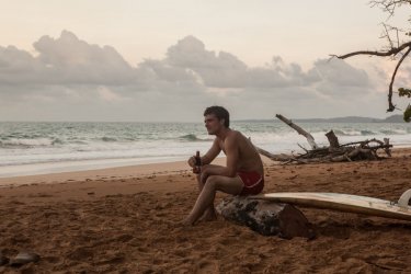 Escobar: Paradise Lost, Josh Hutcherson nei panni del surfista Nick in una scena