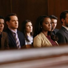 How To Get Away With Murder: i giovani protagonisti della serie in una scena di Let's Get To Scooping