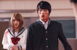 As the Gods Will: Sôta Fukushi con Hirona Yamazaki in una scena del film
