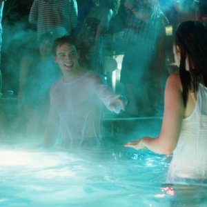 Lily Collins (di spalle) e Sam Claflin in #ScrivimiAncora