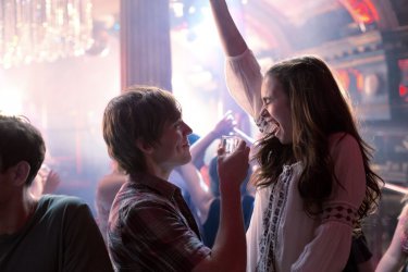 Lily Collins in discoteca insieme a Sam Claflin in una scena di #ScrivimiAncora