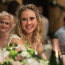 Suki Waterhouse sorride in una scena di #ScrivimiAncora