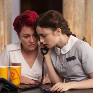 Lily Collins con Jaime Winstone in #ScrivimiAncora