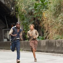 Trash: Rickson Tevez corre con Eduardo Luis in una scena del film