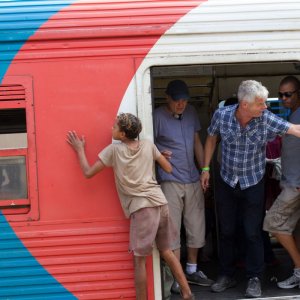 Trash: Eduardo Luis prova una scena sul set con Stephen Daldry