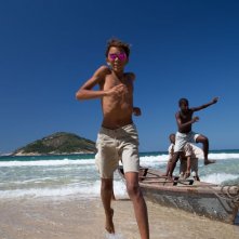 Trash: Rickson Tevez insieme a Eduardo Luis in una scena