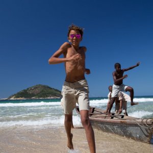 Trash: Rickson Tevez insieme a Eduardo Luis in una scena