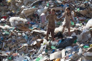 Trash: Eduardo Luis in una scena del film