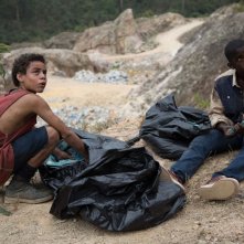 Trash: Rickson Tevez tra i rifiuti con Gabriel Weinstein in una scena