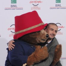 Paddington: Francesco Mandelli abbraccia l'orso al photocall di Roma 2014
