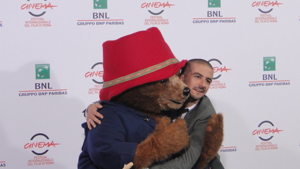 Paddington: Francesco Mandelli abbraccia l'orso al photocall di Roma 2014