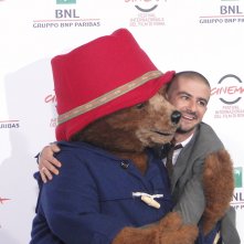 Paddington: Francesco Mandelli posa con l'orso al photocall di Roma 2014