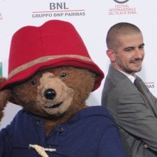 Paddington: Francesco Mandelli con l'orso protagonista al photocall di Roma 2014