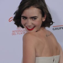 #scrivimiancora: una ammiccante Lily Collins al photocall di Roma 2014