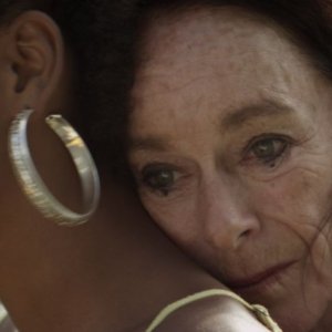 Geraldine Chaplin abbraccia Yanet Mojica in una scena di Sand Dollars