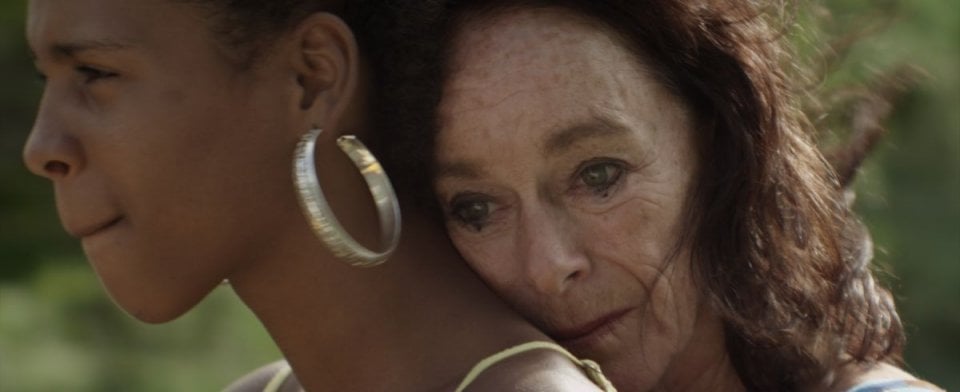 Geraldine Chaplin abbraccia Yanet Mojica in una scena di Sand Dollars