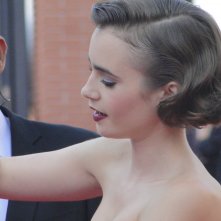 #scrivimiancora: Lily Collins firma autografi sul tappeto rosso di Roma 2014