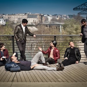 Tre tocchi: i sei protagonisti del film in una scena di gruppo