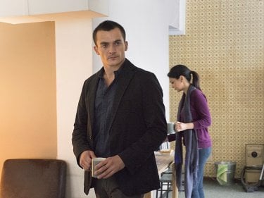 Homeland: l'attore Rupert Friend in un scena di Iron in the Fire