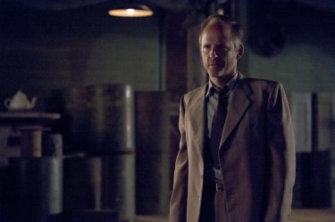 Manhattan: John Benjamin Hickey nell'episodio The Gun Model