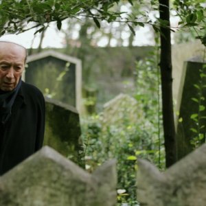 L’Orologio di Monaco: Giorgio Pressburger al cimitero ebraico di Trieste in una scena del film