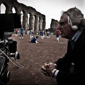 Tre tocchi: il regista Marco Risi sul set