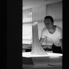 Obra: Irandhir Santos, nei panni di un importante architetto, in una scena del film