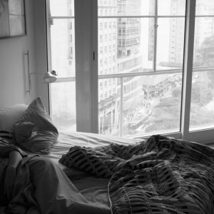 Obra: Irandhir Santos e Lola Peploe in una scena del film