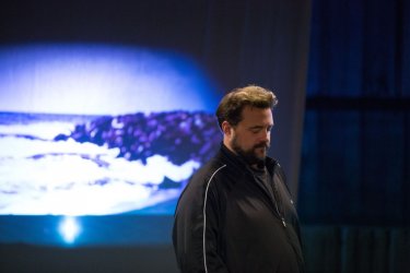 Tusk: Kevin Smith, regista del film, pensieroso sul set