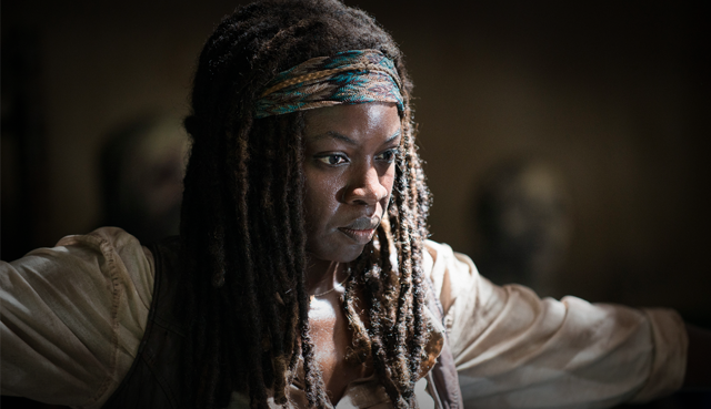 The Walking Dead: Danai Gurira in una scena dell'episodio Strangers