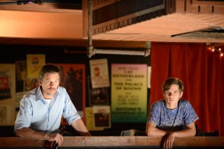 Boyhood: Ellar Coltrane insieme a Ethan Hawke in una scena